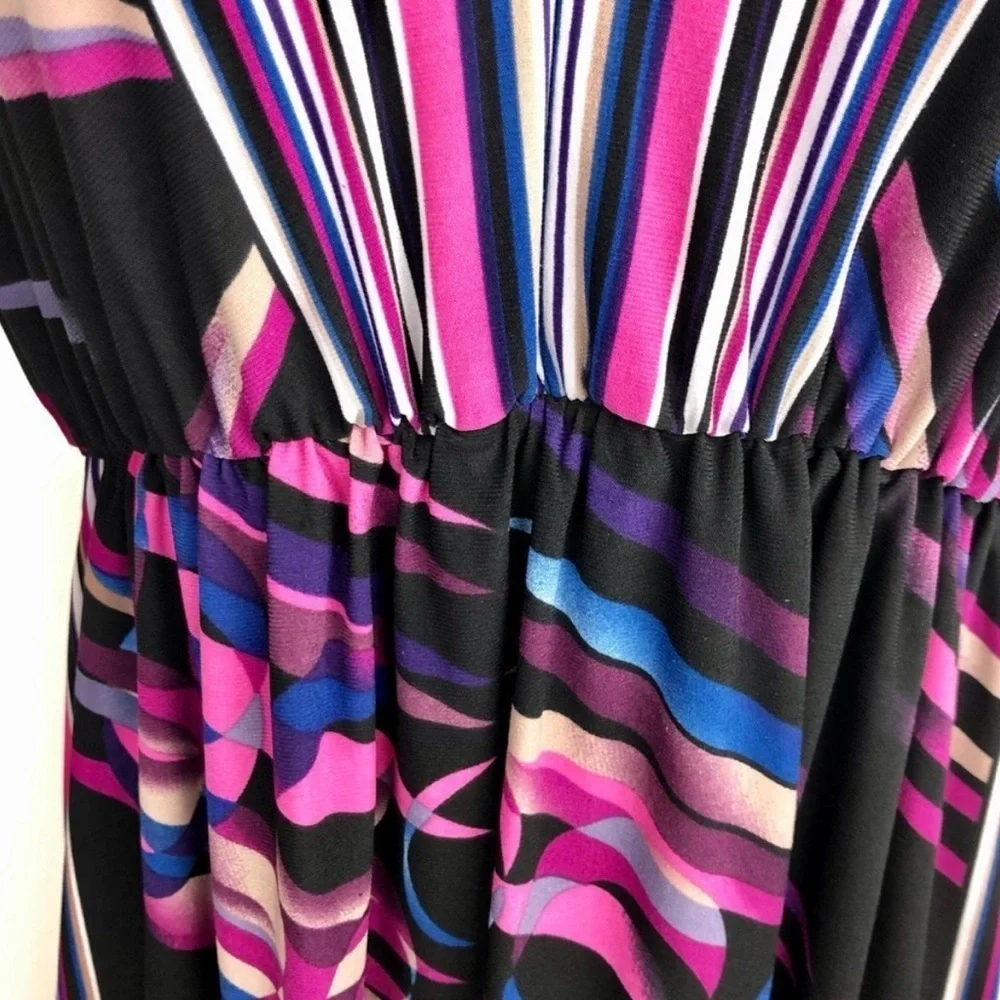 Bisou Bisou mini dress cap sleeve V neck geo print. Size: 4 - Picture 4 of 11